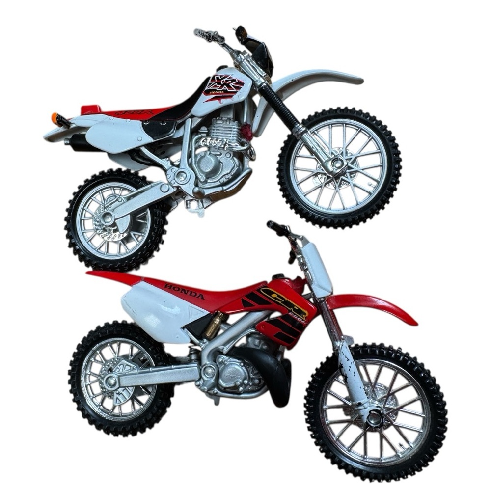 2 Honda Maisto Dirt Bikes – 1:18 Scale Collectibles